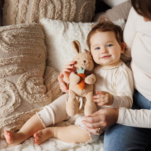 BabyOno felhúzós-zenélõ játék Karolina nyuszi 1686